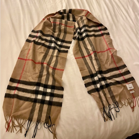 Burberry Beige Giant Check Cashmere Scarf - Picture 2 of 6